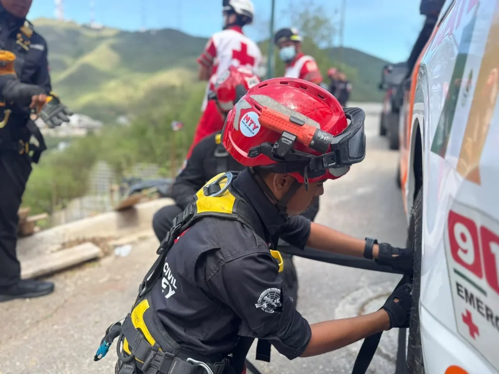 Cae hombre de barranco en Monterrey 1 815467494 2587572235016039 1747383174626009277 n