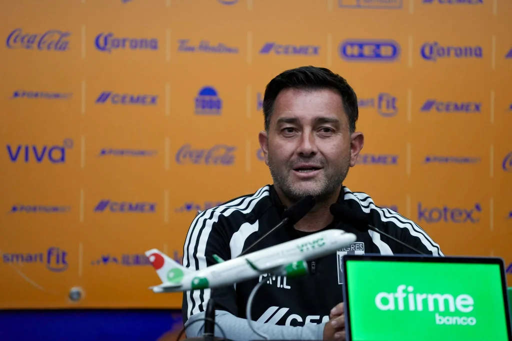 Afronta Pedro Martínez Losa las críticas: “sé el club en el que estoy” 1 825260960 2008566743181624 2071772509057548528 n