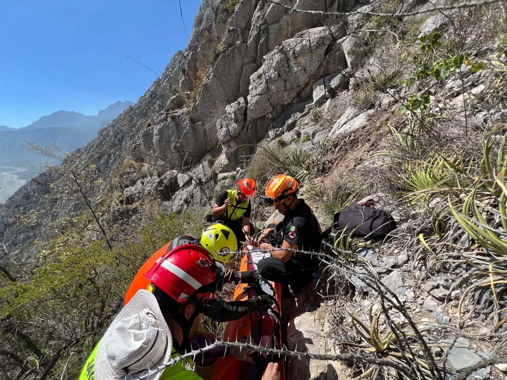 Rescatan a menor tras caer 3 metros en La Huasteca 3 825261040 1806198674063863 4199730388689817406 n