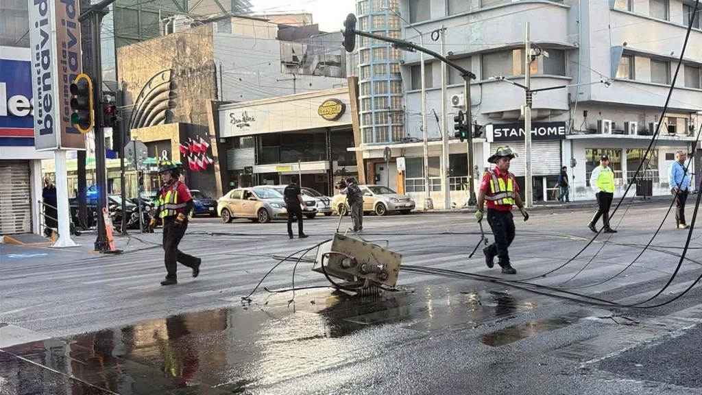 Detienen a trailero tras derribar poste en centro de Monterrey 1 825261154 3412093565638025 3728084082645987186 n
