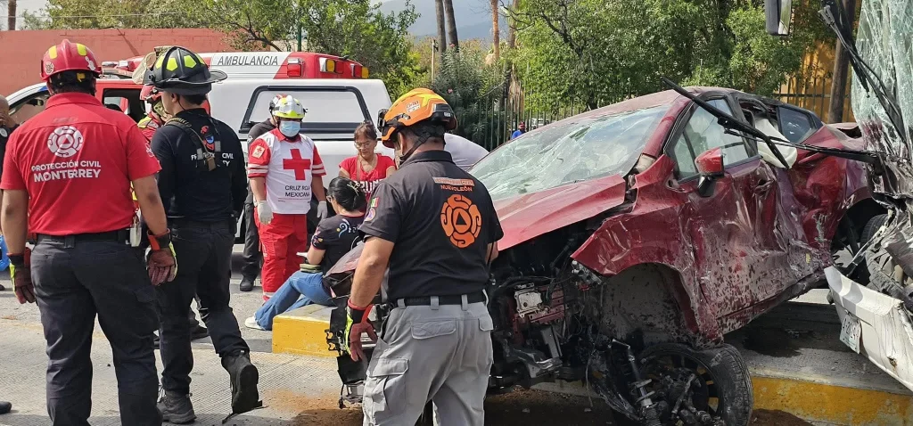 Trasladan a lesionado tras accidente en Morones Prieto 4 825309149 1567642338001319 5070713110262476346 n