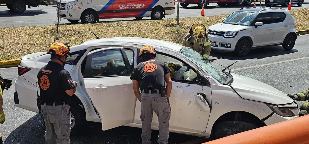 Trasladan a lesionado tras accidente en Morones Prieto 6 825309197 1982796812325495 3173140540038886219 n