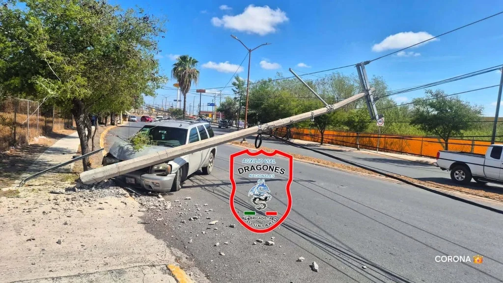 Choca contra poste de CFE y deja sin luz a la colonia Bugambilias 1 825309719 1095493780127264 5868418563544796189 n