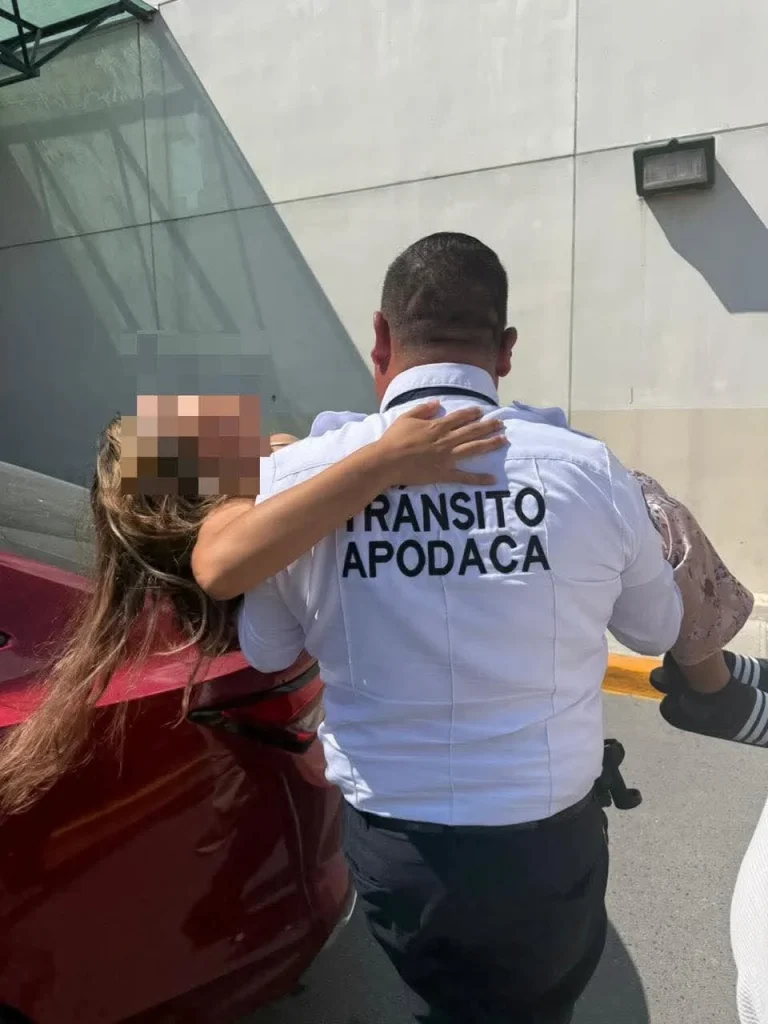 Policías de Apodaca ayudan a mujer en labor de parto para llegar a hospital (VIDEO) 1 825310999 972274578462293 5660000385890903352 n