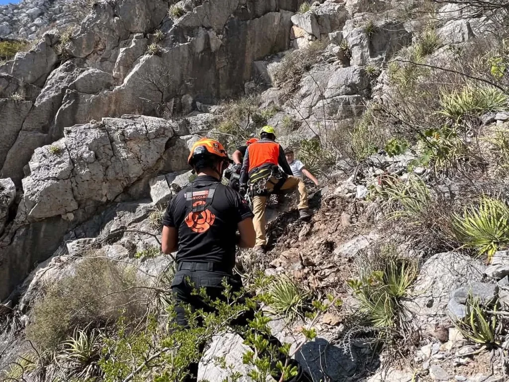 Rescatan a menor tras caer 3 metros en La Huasteca 1 825311042 1049057744833986 1908557214148139008 n