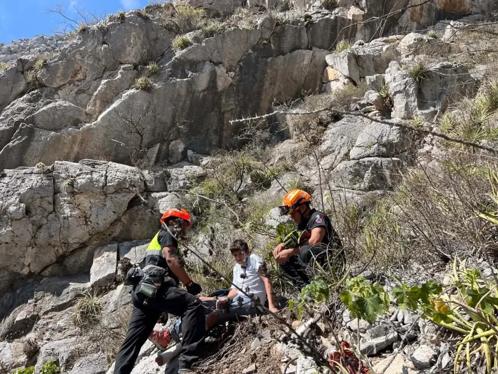 Rescatan a menor tras caer 3 metros en La Huasteca 2 825311070 2161255674745112 7130610174067577886 n