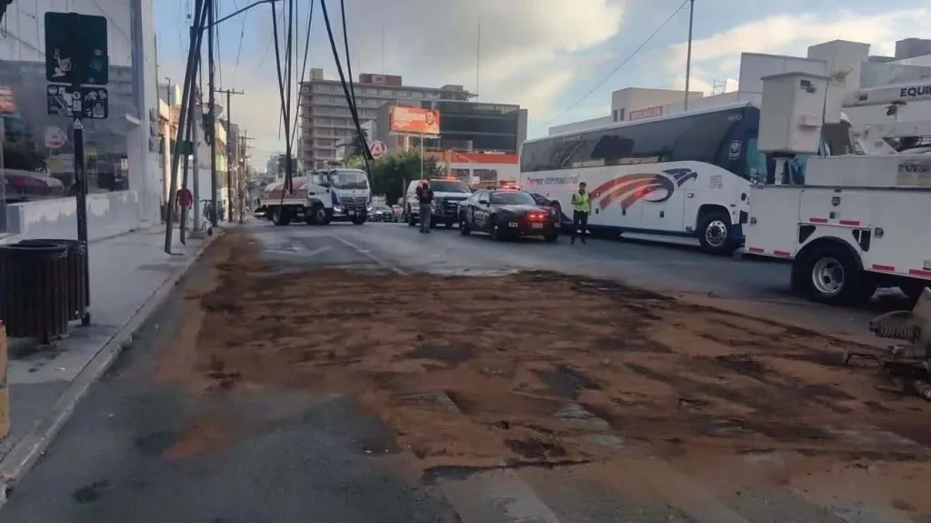 Detienen a trailero tras derribar poste en centro de Monterrey 2 825311926 4831916347036647 8638953059290547440 n