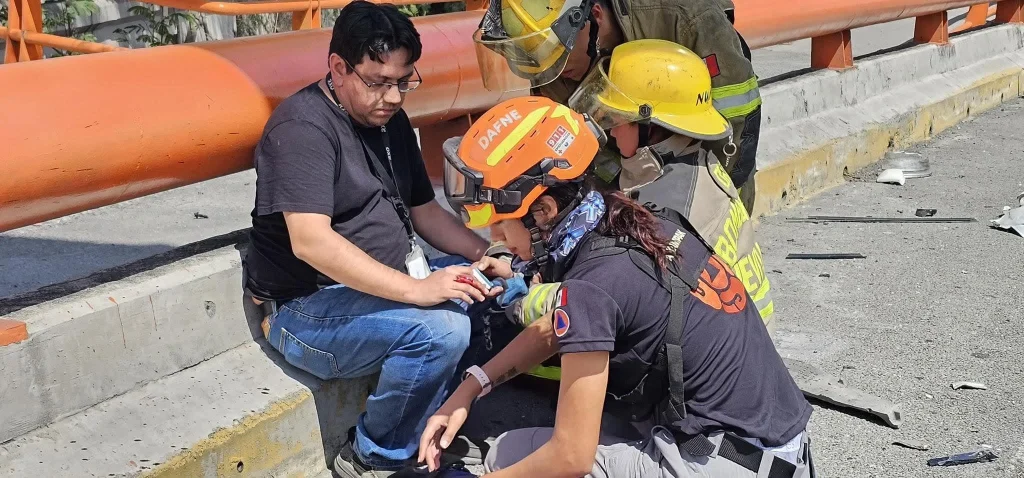 Trasladan a lesionado tras accidente en Morones Prieto 1 830628398 1787601775714655 2814478790295011931 n