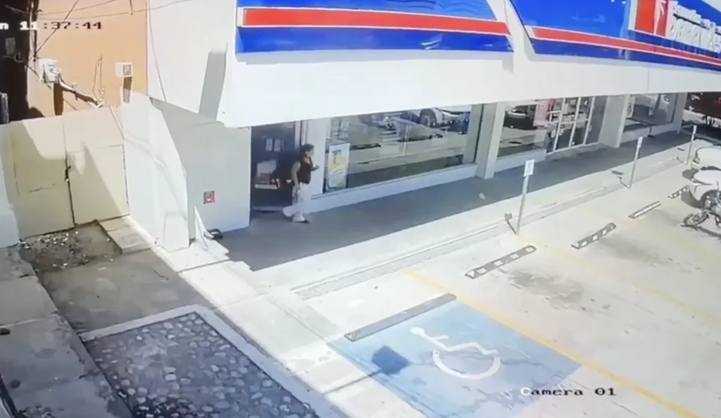 Arrolla a mujer y entra con camioneta a farmacia en San Pedro 1 Captura de pantalla 2026 09 14 a las 5.33.31 p.m