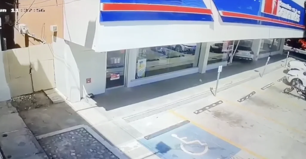 Arrolla a mujer y entra con camioneta a farmacia en San Pedro 2 Captura de pantalla 2026 09 14 a las 5.33.56 p.m