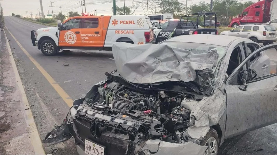 accidente-automovilista-columna-del-metro-apodaca Percance vial donde un automovilista chocó contra una columna del metro en Apodaca