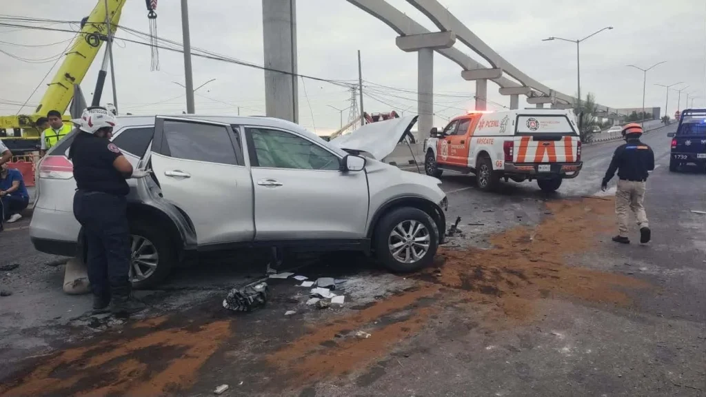 Fallece automovilista al chocar contra columna de metro 1 Percance vial donde un automovilista chocó contra una columna del metro en Apodaca
