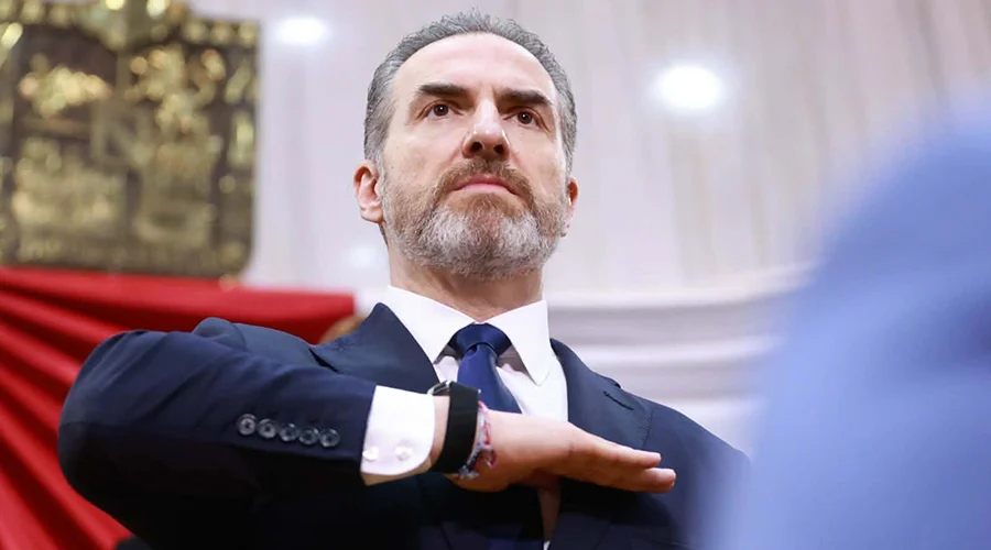 aclaman-adrian-de-la-garza Adrián de la Garza es aclamado en el Congreso de Nuevo León.