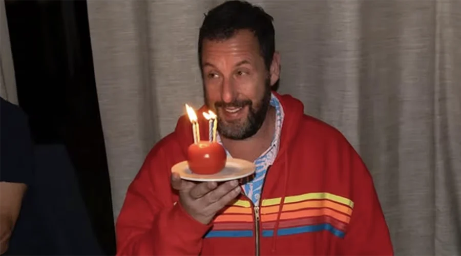 adam-sandler-cumple-60-anos-hollywood El actor estadounidense en un evento cinematográfico mientras Adam Sandler cumple 60 años.