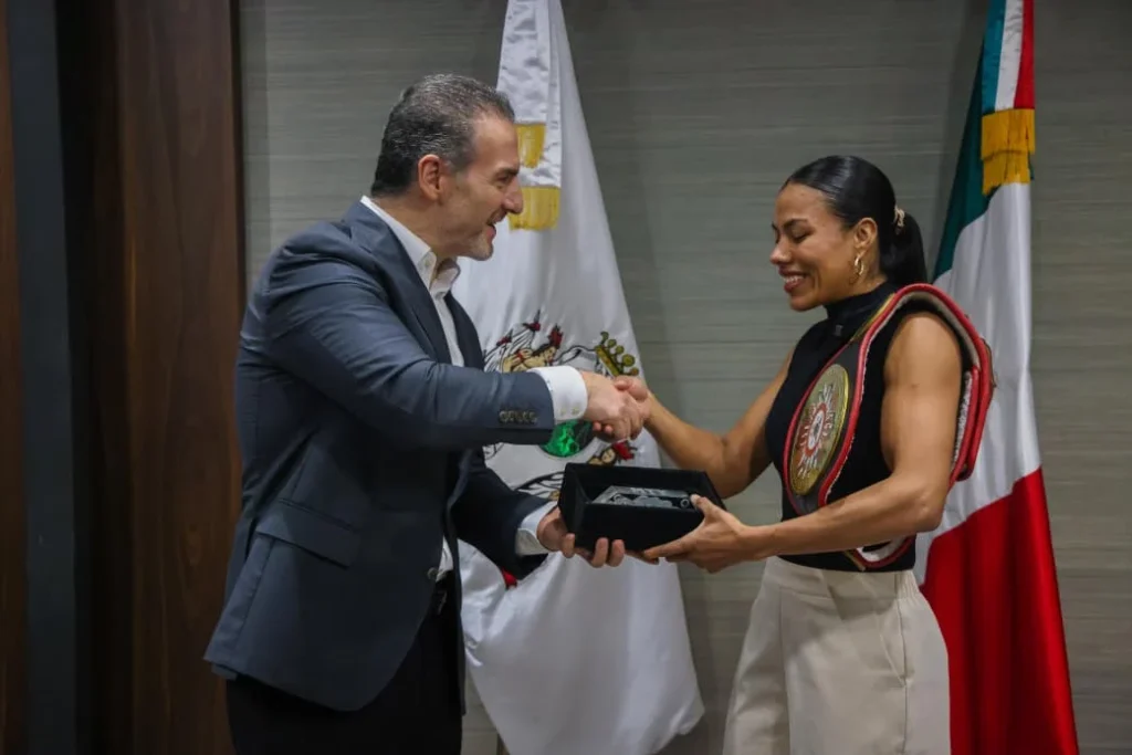 Se reúne Adrián de la Garza con campeona de boxeo Magaly “Tormenta” Rodríguez 1 adrian de la garza magaly 2