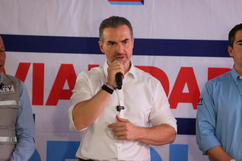 Fernando Canales respalda alianza PAN-PRI en NL; ve en Adrián de la Garza opción más fuerte 1 Adrián de la Garza opina sobre las obras de Samuel García en Monterrey
