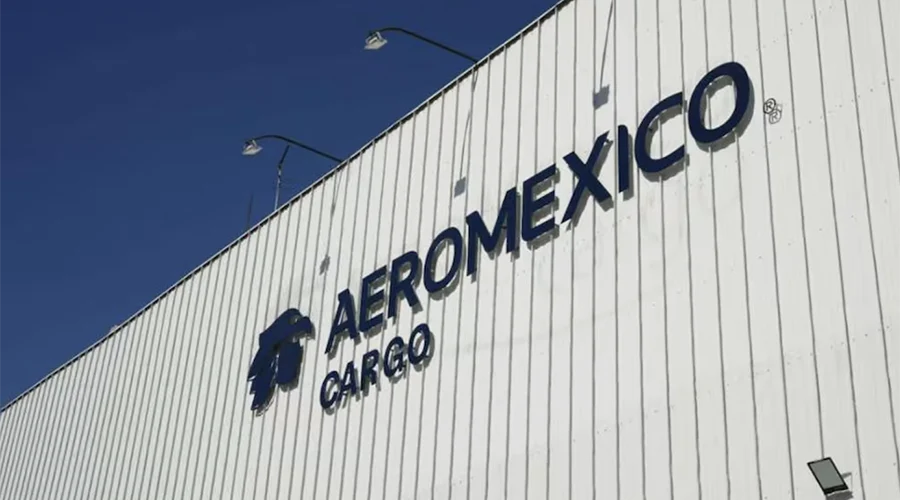 aeromexico-datos-bancarios Avión comercial en aeropuerto donde Aeroméxico afirma que el hackeo no afectó datos bancarios