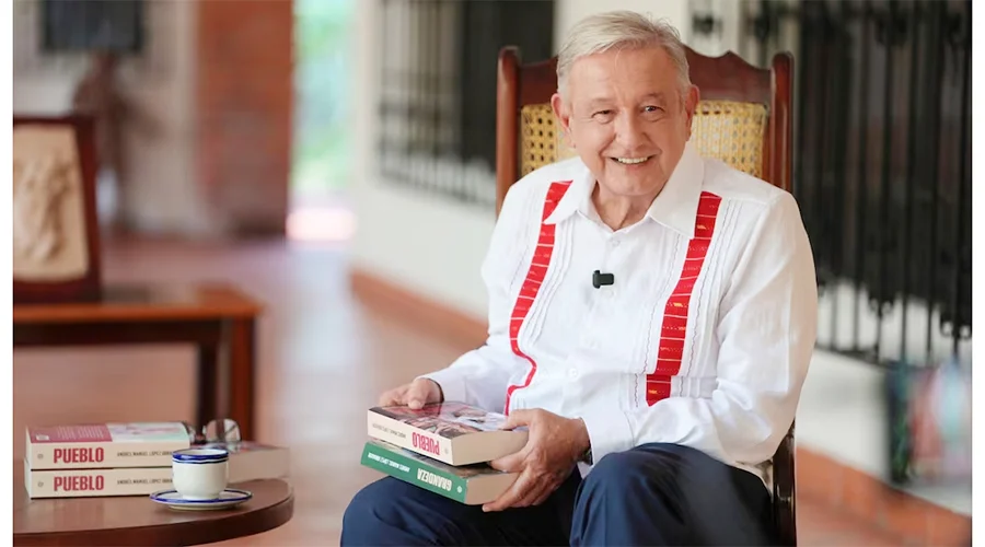 amlo-reaparece-libro-pueblo AMLO reaparece en un video para presentar su obra literaria Pueblo.