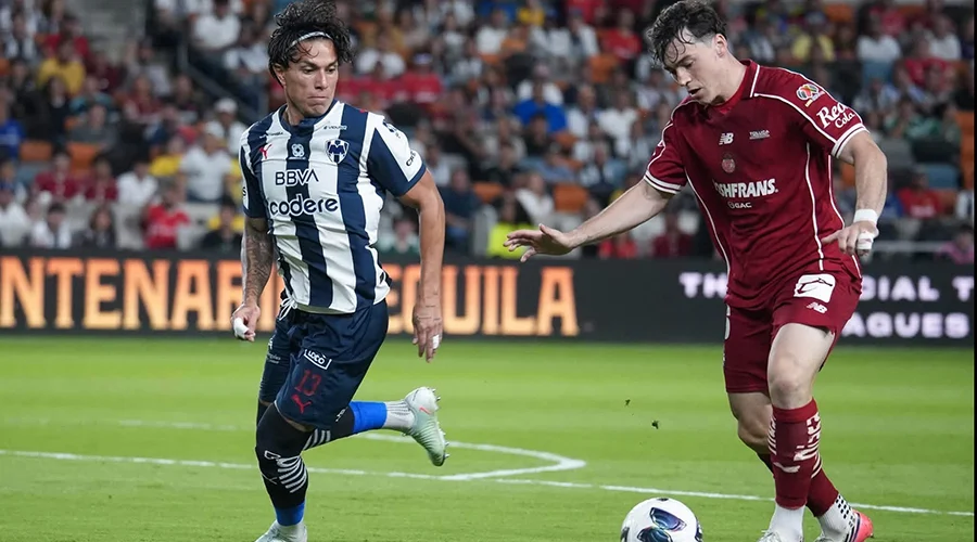 anuncia-rayados-amistoso-toluca-houston Jugadores en cancha durante el anuncio donde se confirma el partido Rayados amistoso contra Toluca.