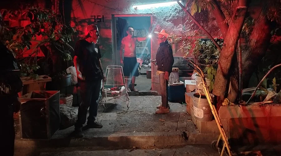 Apoya Policía de Guadalupe a hombre de 86 años extraviado 2 Policías de Guadalupe auxiliaron a un adulto mayor de 86 años que se encontraba desorientado y no sabía cómo había llegado hasta la Colonia México 86.
