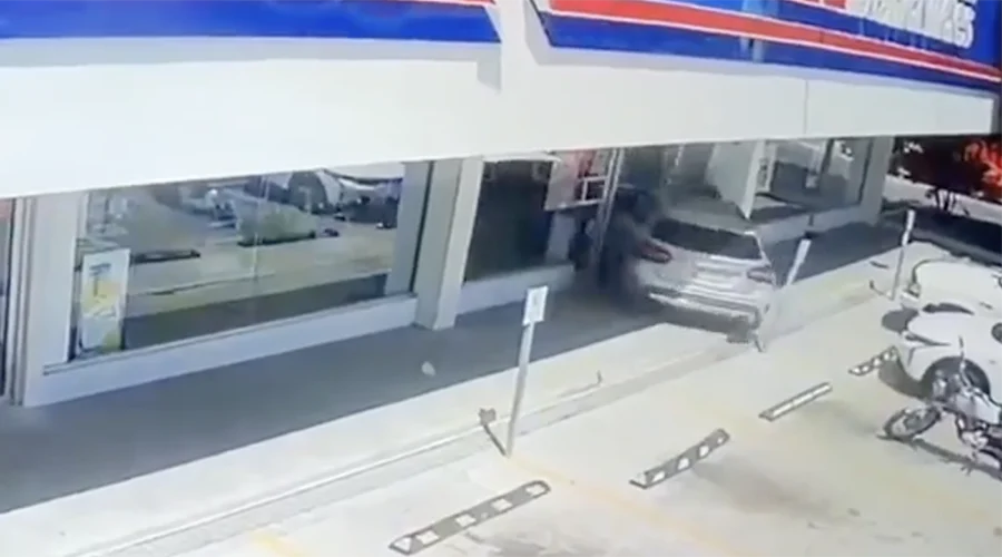 arolla-a-mujer-y-entra-con-camioneta-a-farmacia-en-san-pedro arolla-a-mujer-y-entra-con-camioneta-a-farmacia-en-san-pedro