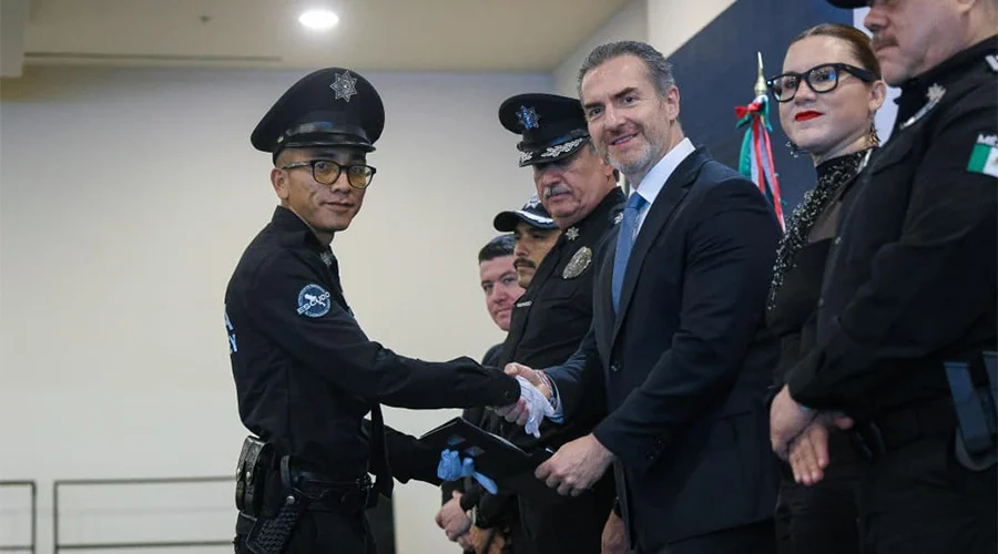 ascienden-100-policias-monterrey Ascienden a 100 policías y tránsitos de Monterrey en emotiva ceremonia oficial.
