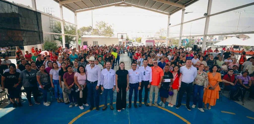 Samuel y Mariana entregan tarjetas de "Ayudamos a las Mujeres" en García 1 ayudamos a las mujeres garcia 2