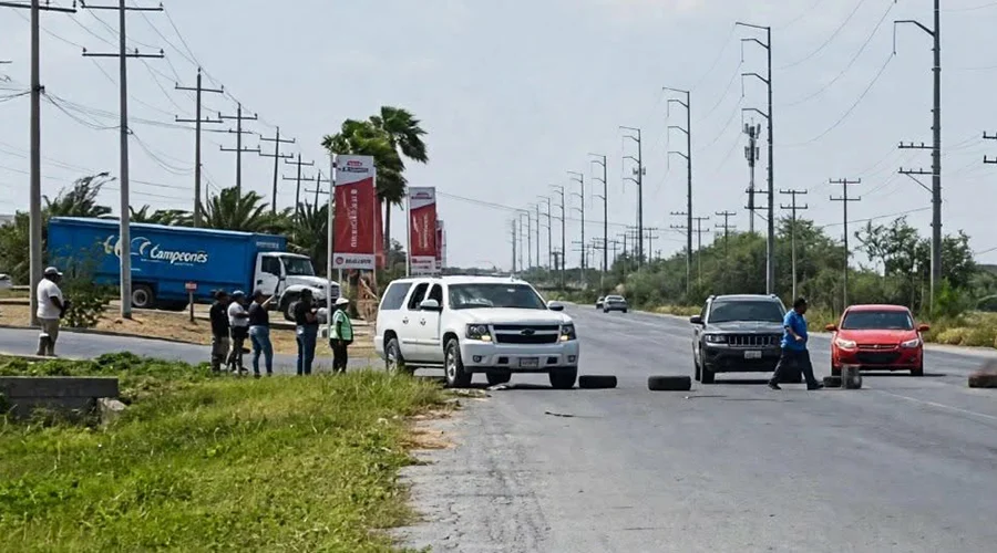 bloquean-carretera-san-fernando Vecinos del fraccionamiento Pirámides bloquean carretera a San Fernando en protesta por falta de servicios