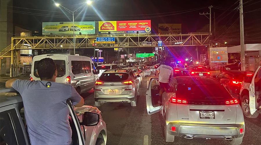 bloquean-en-monterrey-la-avenida-garza-sada Bloquean en Monterrey la avenida Garza Sada por falta de luz.