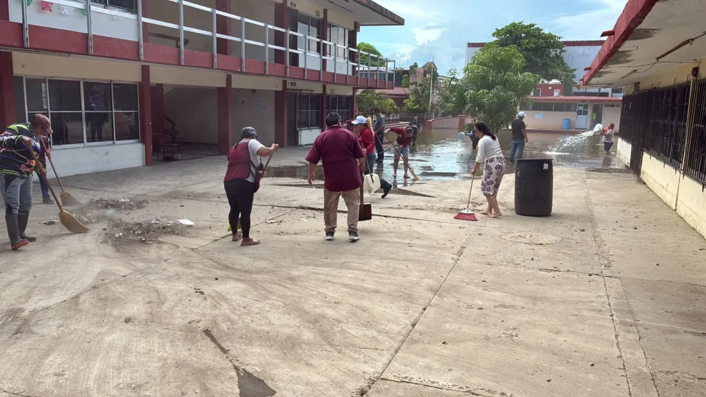 Mantiene gobierno de Madero atención a familias y escuelas tras lluvias atípicas 3 c171dfe5 4ce5 4c15 bab8 d09730148dc4
