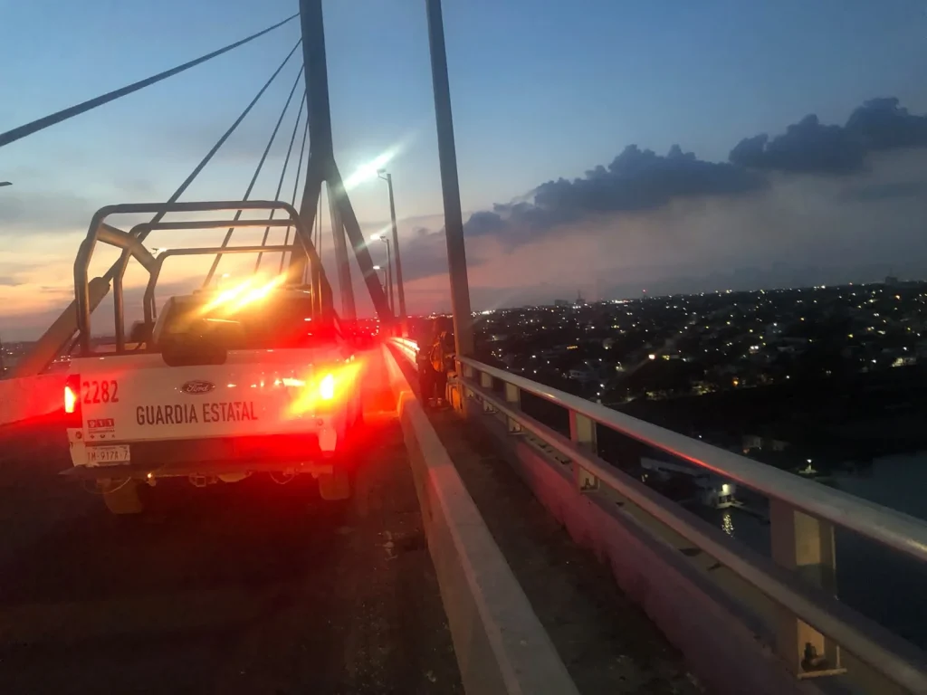 Guardia Estatal disuade a mujer de atentar contra su integridad en Puente Tampico 2 c5cfdbab 2fee 47a6 ad59 38f58023e206