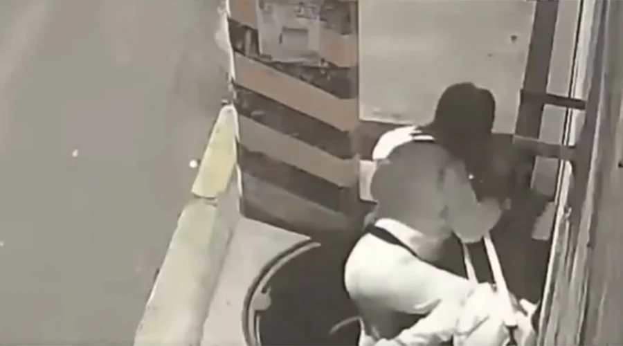 cae-alcantarilla-por-ver-su-celular Una mujer cayó a alcantarilla en Puebla por ver su celular.