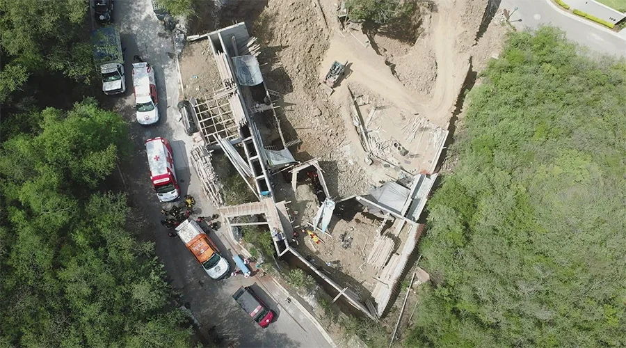 cae-hombre-barranco-monterrey Cae hombre de barranco en Monterrey y es auxiliado por cuerpos de emergencia.