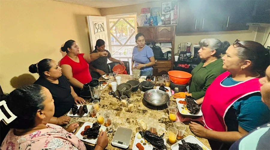 capacitan-a-mujeres-con-curso-de-chorizo-artesanal Capacitan a mujeres de Los Villarreales con curso de chorizo artesanal