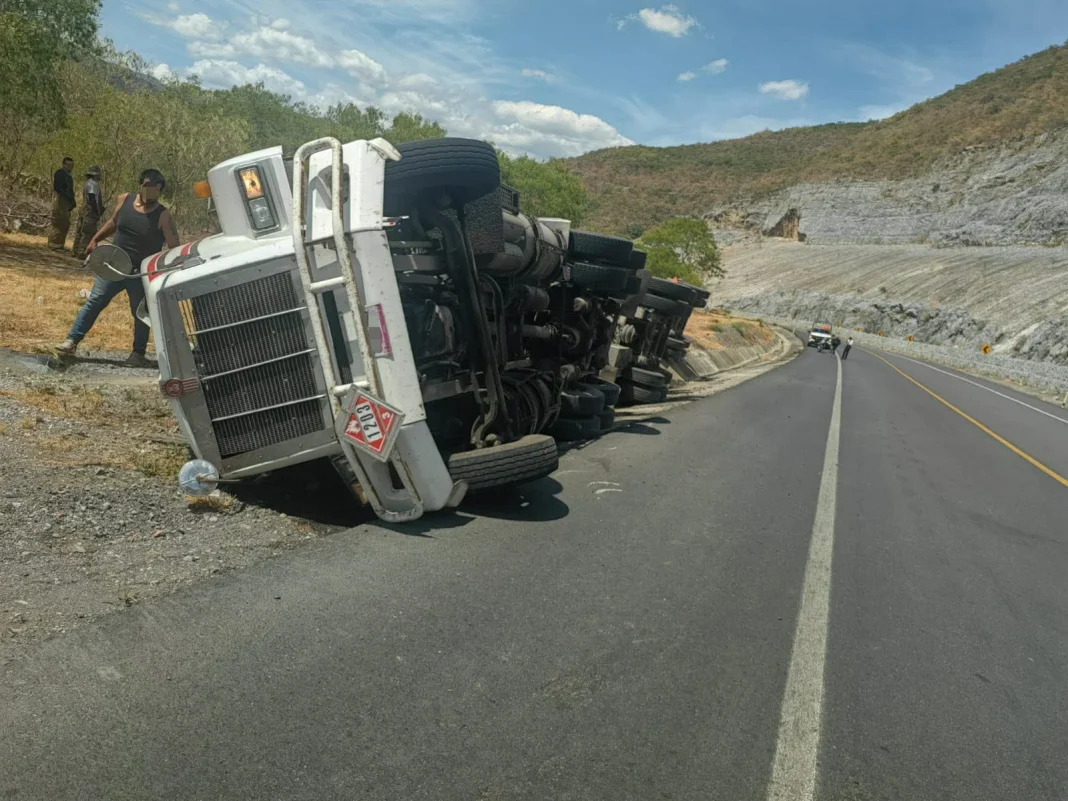 carretera-rumbo-nuevo-volcadura-camion Cierre de la carretera Rumbo Nuevo por volcadura de camión con gasolina