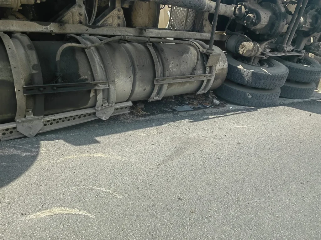 Permanece cerrada carretera Rumbo Nuevo por volcadura de camión con gasolina 1 Cierre de la carretera Rumbo Nuevo por volcadura de camión con gasolina