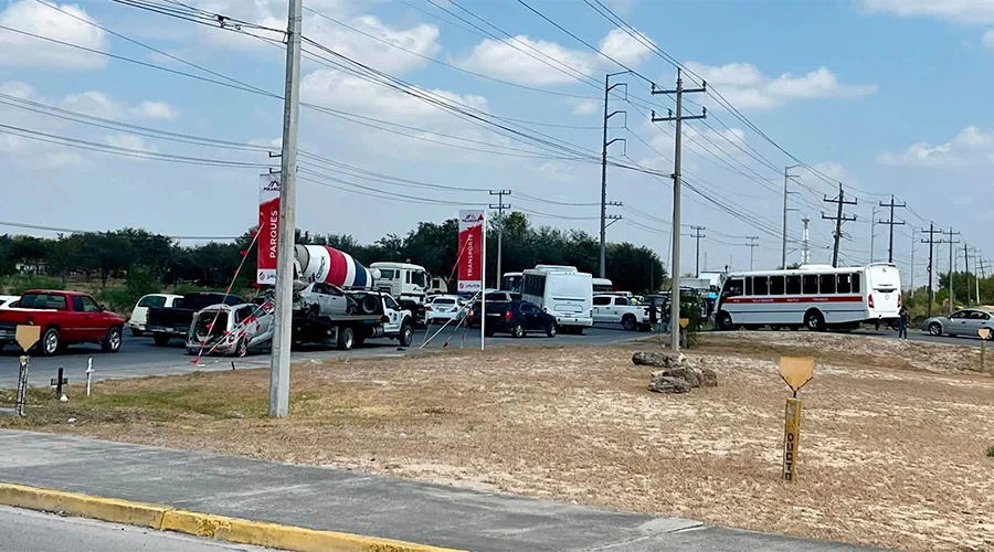 carretera-san-fernando-reynosa Vehículos circulando por la carretera San Fernando en Reynosa tras su reapertura.