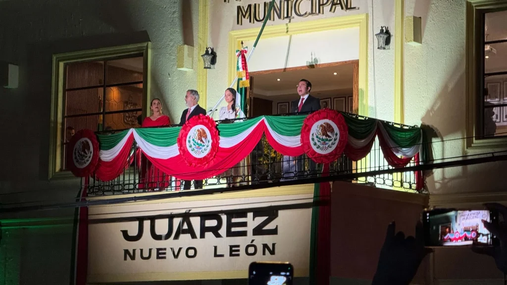 Celebra Mónica Oyervides Grito de Independencia en Juárez 1 Mónica Oyervides encabeza la ceremonia del Grito de Independencia en Juárez.