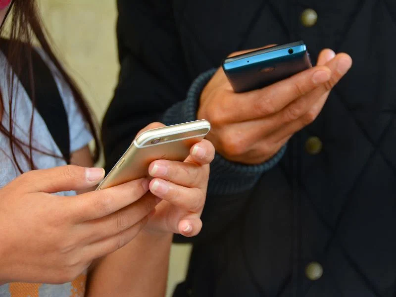 Carlos Canturosas respalda regulación de uso de celulares en las escuelas 1 celulares recibiran alertas por huracanes inundaciones actividad volcanica y deslaves 767127