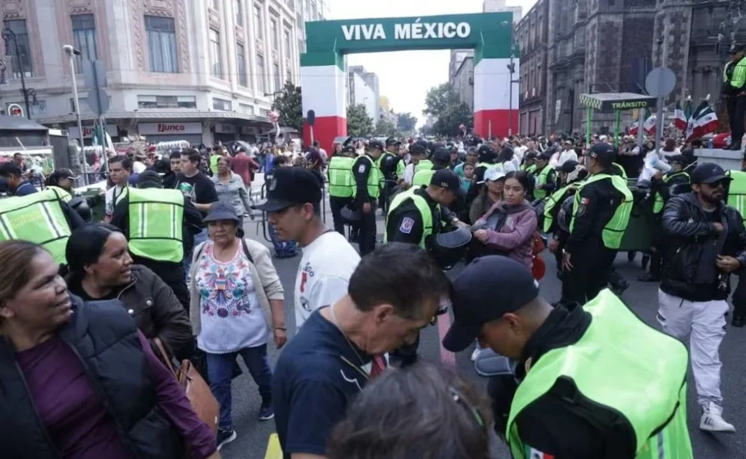 cientos-de-personas-llegan-al-zocalo-para-el-grito-de-independencia Cientos de personas llegan al Zócalo para el Grito de Independencia con banderas y sombreros tricolores.