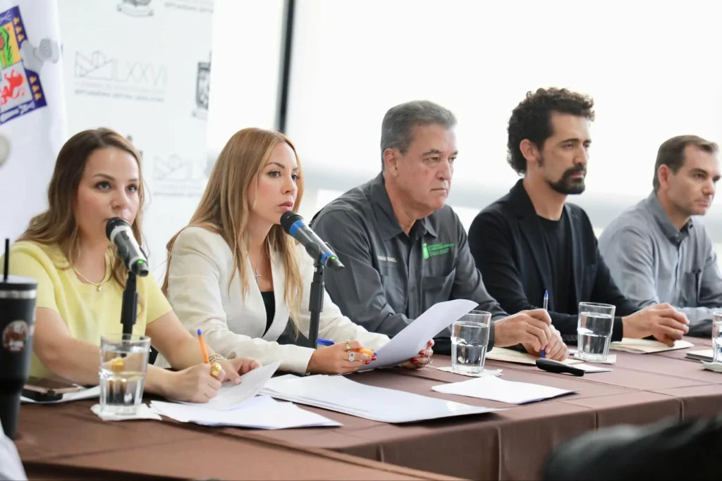 Congreso de NL cuestiona a Movilidad por daños urbanos de obras del Metro 1 Diputados en el Congreso de Nuevo León cuestionando a la Secretaría de Movilidad por los daños de las obras del Metro.
