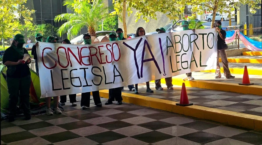 demandan-feministas-al-congreso-nl