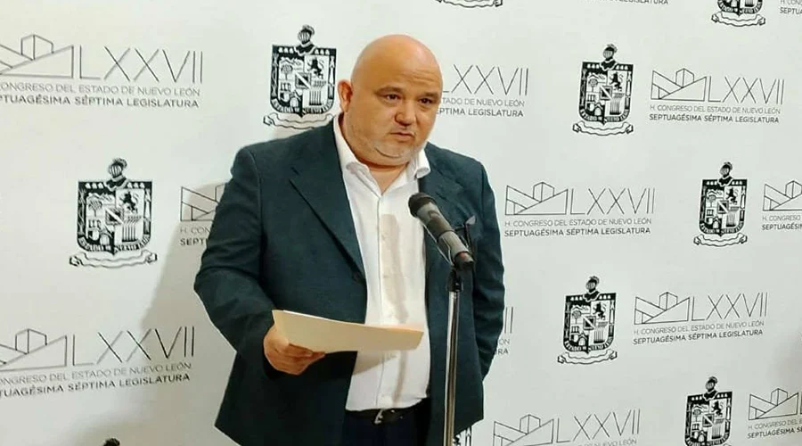 denuncian-ulises-carlin-01 Denuncian a Ulises Carlín por ostentar dos cargos en el Gobierno de Nuevo León.