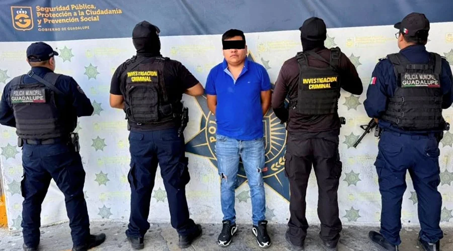 detienen-a-taxista-ladron Elementos policiacos en el lugar donde detienen a taxista implicado en robos en Guadalupe.