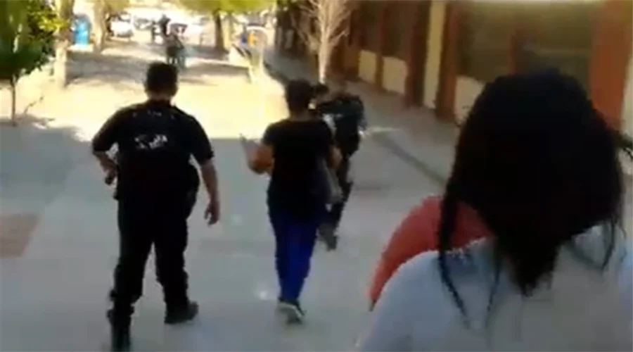 detienen-tesorera-secundaria (2) Detienen a tesorera de secundaria en Reynosa por presunto faltante de dinero.