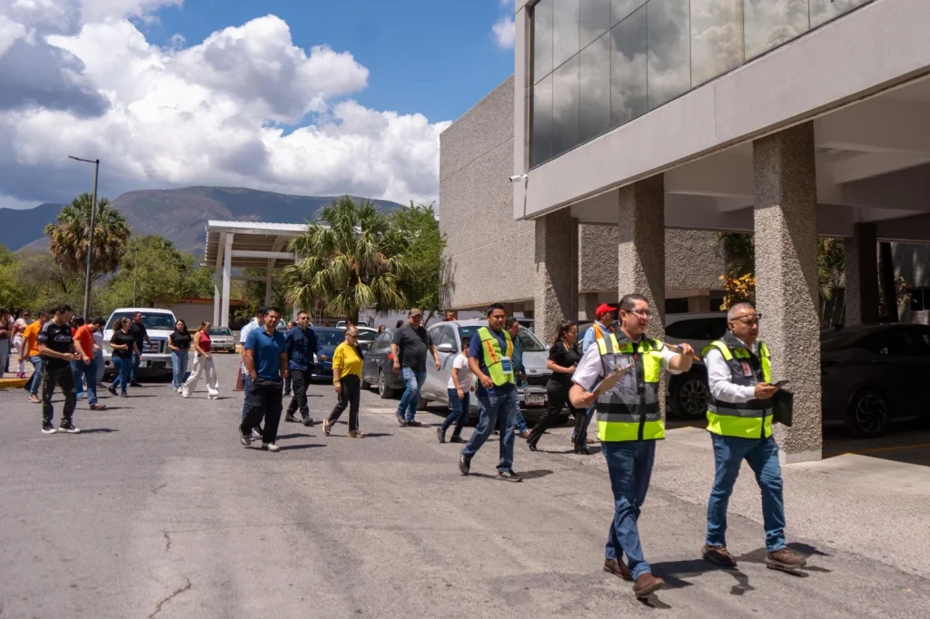 La UAT fortalece la cultura de prevención con simulacro de evacuación en el CU Victoria 1 e2434fe7 b92e 4a76 8f77 8fb1dabf6ab3