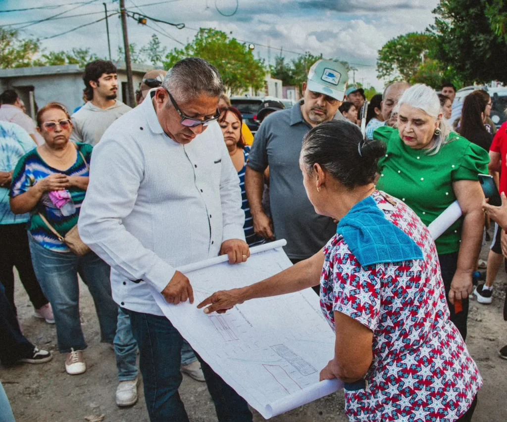 Escucha el Arqui Eduardo López Arias necesidades de vecinos de la colonia Arboledas 2 Escucha el Arqui Eduardo López Arias necesidades de vecinos de la colonia Arboledas