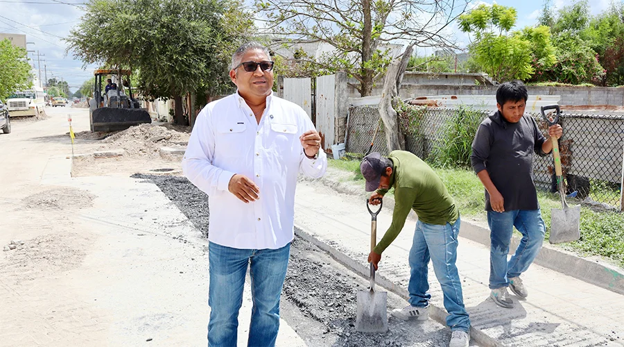 eduardo-lopez-arias-obras-drenaje El secretario de Obras Públicas supervisa obras de drenaje en el Fraccionamiento Reynosa.