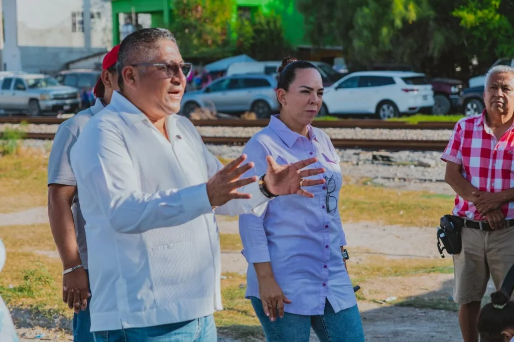 Eduardo López Arias dialoga con vecinos de Praderas sobre avances y necesidades de la colonia 1 eduardo lopez dialoga 2