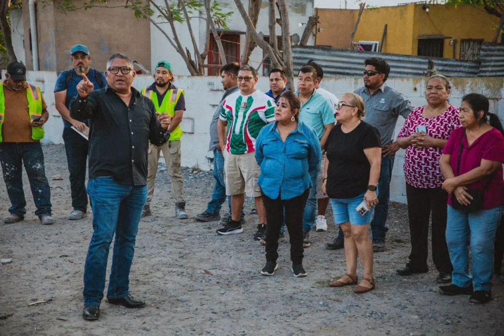 Eduardo López Arias dialoga con vecinos de Villa Diamante 1 eduardo lopez villa diamante